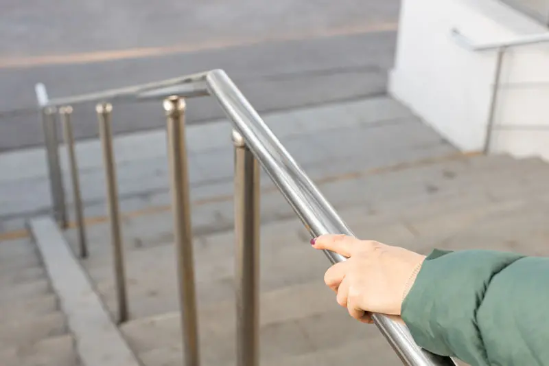 Holding railing